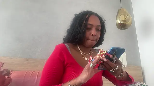 Snapshot of ChocolateCakeQueen chatting on 4, 4, 2026 ChocolateCakeQueen online show from 4, 4, 2026