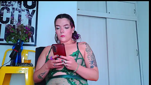 Snapshot of purple_em69 chatting on 5, 4, 2026 purple em69 online show from 5, 4, 2026