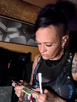 Snapshot of renegade_vyxxen chatting on 21, 4, 2026 renegade vyxxen online show from 21, 4, 2026