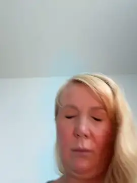 EmmaInLove23 online show from 4, 10, 2025