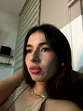 Snapshot of Coralinee_01 chatting on 8, 6, 2026 Coralinee 01 online show from 8, 6, 2026