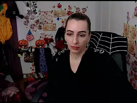 Snapshot of EvelynAngell chatting on 13, 10, 2025 EvelynAngell online show from 13, 10, 2025