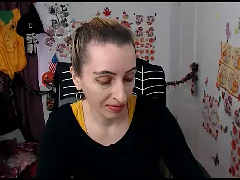 Snapshot of EvelynAngell chatting on 14, 10, 2025 EvelynAngell online show from 14, 10, 2025