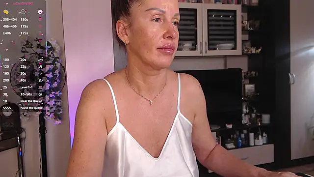 Snapshot of SheilaRyan chatting on 11, 11, 2025 SheilaRyan online show from 11, 11, 2025