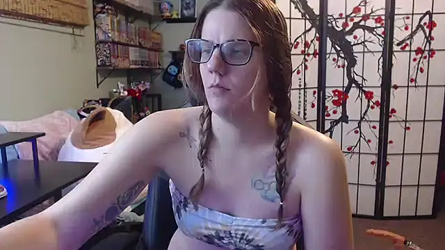 Sarahtineke online show from 5, 4, 2026