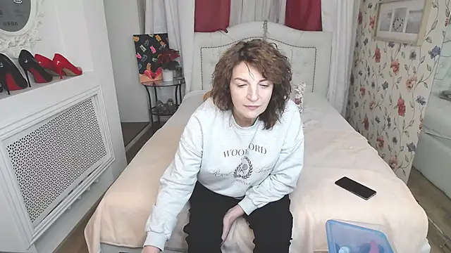 AmiHotGranny online show from 18, 11, 2025