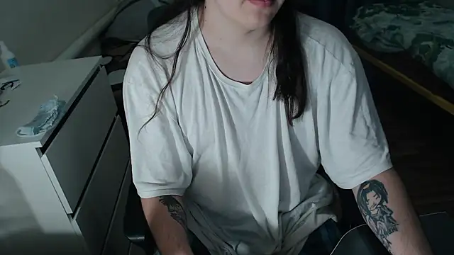 Snapshot of EvaMiron chatting on 11, 11, 2025 EvaMiron online show from 11, 11, 2025