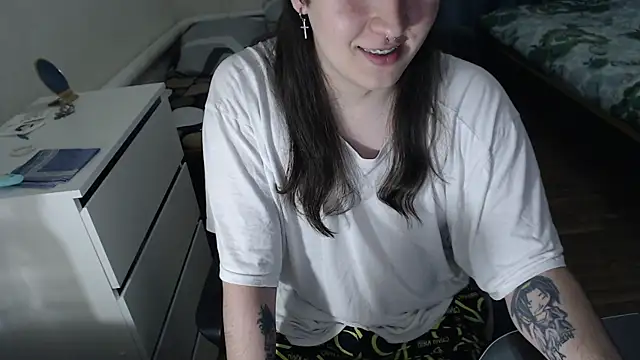 Snapshot of EvaMiron chatting on 21, 11, 2025 EvaMiron online show from 21, 11, 2025