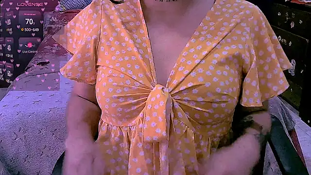 Snapshot of NinaYellow chatting on 10, 4, 2026 NinaYellow online show from 10, 4, 2026