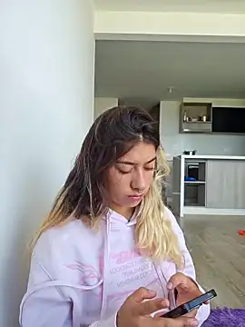 Snapshot of Enyeld_ruru chatting on 8, 11, 2025 Enyeld ruru online show from 8, 11, 2025