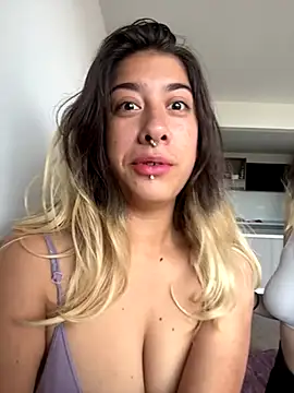 Snapshot of Enyeld_ruru chatting on 14, 11, 2025 Enyeld ruru online show from 14, 11, 2025