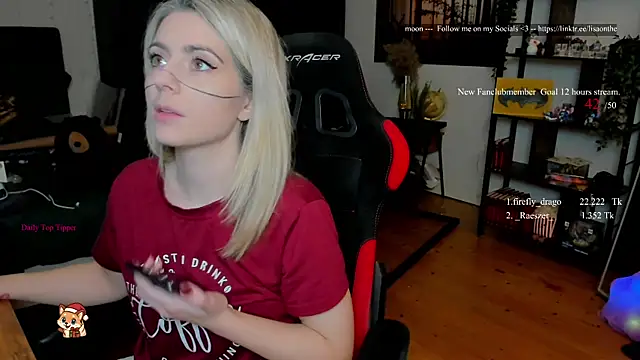 Snapshot of Lisaonthemoon chatting on 17, 12, 2025 Lisaonthemoon online show from 17, 12, 2025