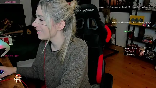 Snapshot of Lisaonthemoon chatting on 18, 12, 2025 Lisaonthemoon online show from 18, 12, 2025