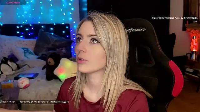 Snapshot of Lisaonthemoon chatting on 22, 4, 2026 Lisaonthemoon online show from 22, 4, 2026