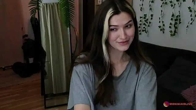 Snapshot of monikavenom chatting on 6, 4, 2026 monikavenom online show from 6, 4, 2026