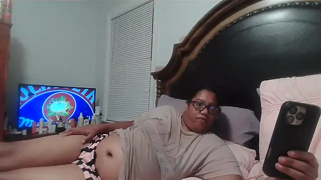 Snapshot of ebonyred chatting on 7, 5, 2026 ebonyred online show from 7, 5, 2026