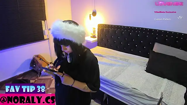 Snapshot of hey_noraly chatting on 14, 12, 2025 hey noraly online show from 14, 12, 2025