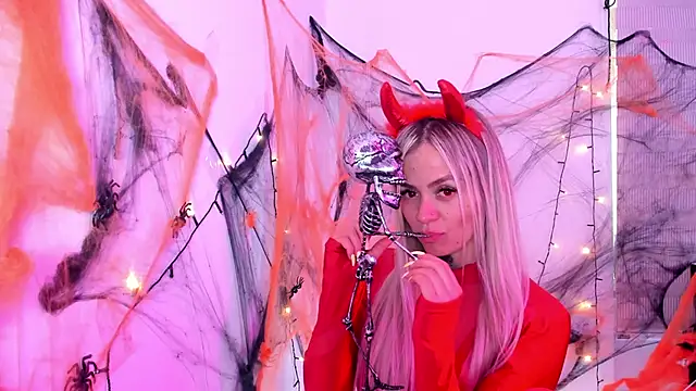 nicole valencia  online show from 26, 10, 2025