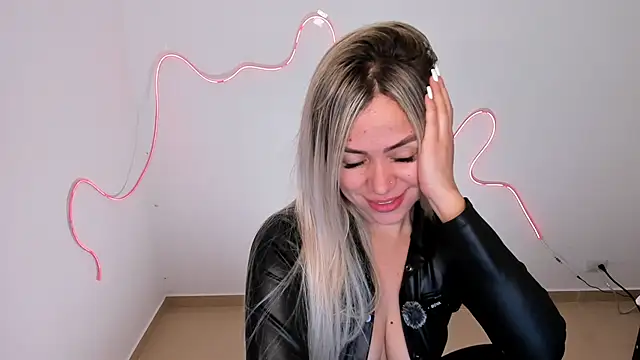 nicole valencia  online show from 19, 11, 2025