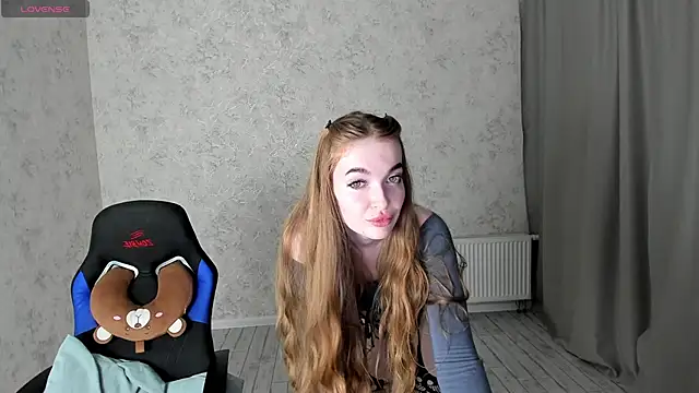 Snapshot of LissaCain chatting on 4, 12, 2024 LissaCain online show from 4, 12, 2024