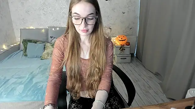 Snapshot of LissaCain chatting on 10, 10, 2025 LissaCain online show from 10, 10, 2025