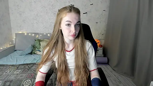 Snapshot of LissaCain chatting on 11, 10, 2025 LissaCain online show from 11, 10, 2025