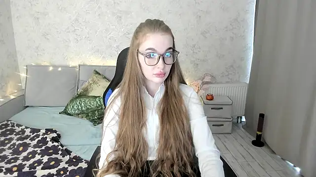 Snapshot of LissaCain chatting on 6, 11, 2025 LissaCain online show from 6, 11, 2025