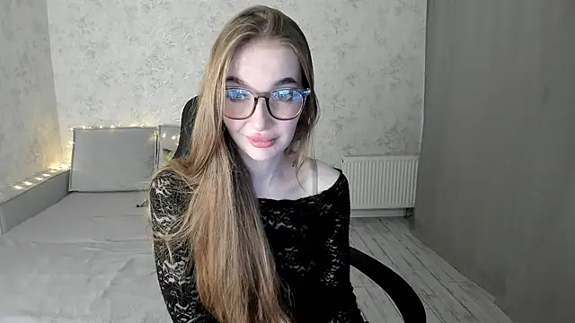 Snapshot of LissaCain chatting on 12, 11, 2025 LissaCain online show from 12, 11, 2025