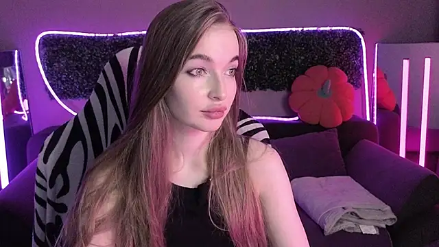 Snapshot of LissaCain chatting on 22, 11, 2025 LissaCain online show from 22, 11, 2025