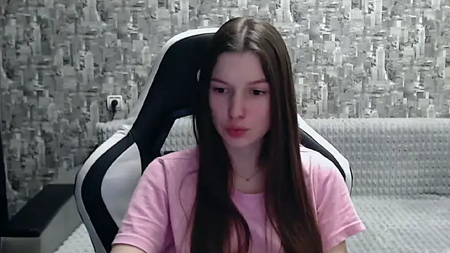Snapshot of MissMiaCutie chatting on 4, 3, 2025 MissMiaCutie online show from 4, 3, 2025