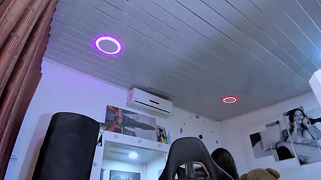 Snapshot of LatinVenuz chatting on 28, 1, 2025 LatinVenuz online show from 28, 1, 2025