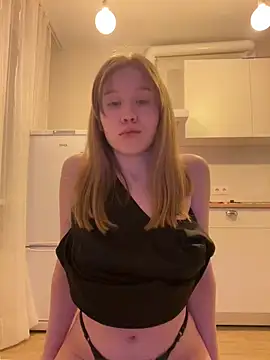 Snapshot of Eva_Weyne chatting on 5, 4, 2026 Eva Weyne online show from 5, 4, 2026