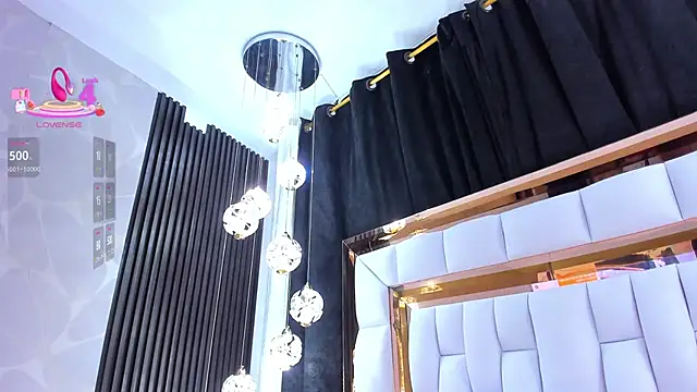 SarayRoyse online show from 8, 4, 2026