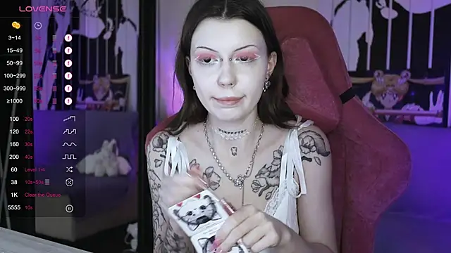 Snapshot of prettybones chatting on 1, 1, 2025 prettybones online show from 1, 1, 2025