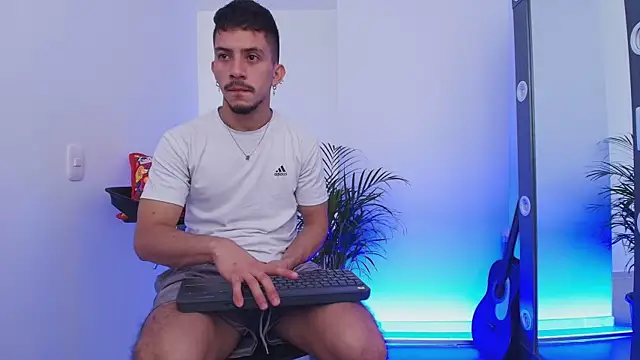 Snapshot of Aron-santoro chatting on 7, 11, 2025 Aron-santoro online show from 7, 11, 2025