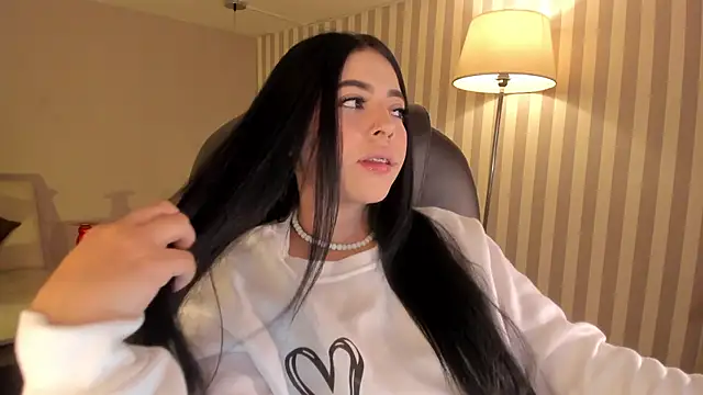 Snapshot of Maaiitee chatting on 24, 11, 2025 Maaiitee online show from 24, 11, 2025