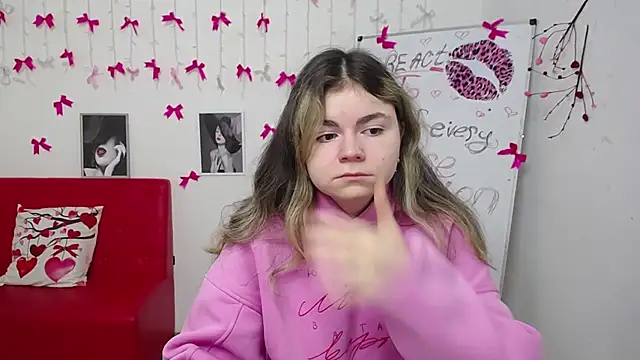 Snapshot of TinaRedly chatting on 7, 3, 2026 TinaRedly online show from 7, 3, 2026