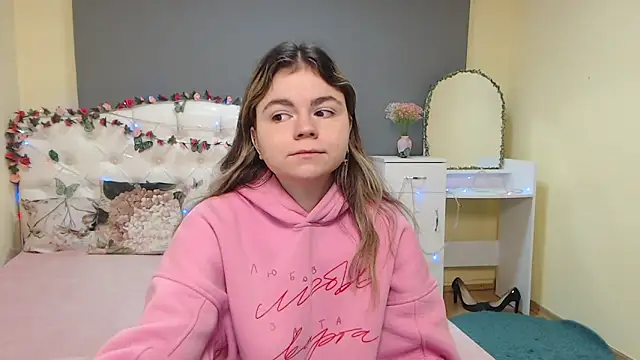 Snapshot of TinaRedly chatting on 11, 3, 2026 TinaRedly online show from 11, 3, 2026