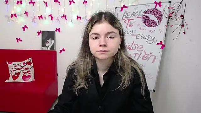 Snapshot of TinaRedly chatting on 13, 3, 2026 TinaRedly online show from 13, 3, 2026