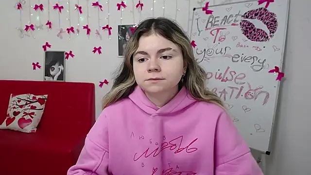 Snapshot of TinaRedly chatting on 22, 3, 2026 TinaRedly online show from 22, 3, 2026