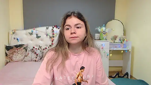 Snapshot of TinaRedly chatting on 5, 4, 2026 TinaRedly online show from 5, 4, 2026