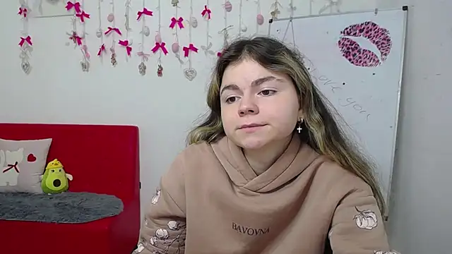 Snapshot of TinaRedly chatting on 8, 4, 2026 TinaRedly online show from 8, 4, 2026