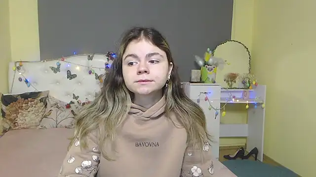 Snapshot of TinaRedly chatting on 10, 4, 2026 TinaRedly online show from 10, 4, 2026