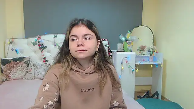 Snapshot of TinaRedly chatting on 11, 4, 2026 TinaRedly online show from 11, 4, 2026