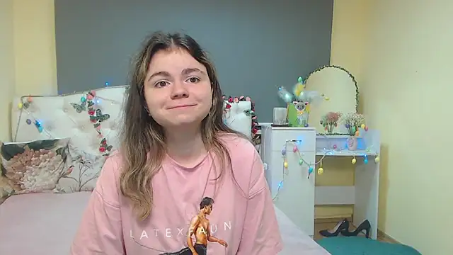 Snapshot of TinaRedly chatting on 11, 4, 2026 TinaRedly online show from 11, 4, 2026