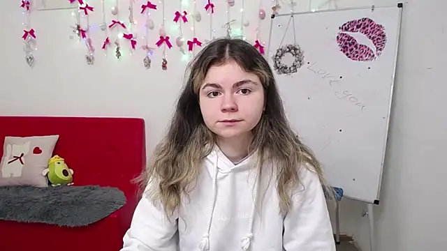 Snapshot of TinaRedly chatting on 13, 4, 2026 TinaRedly online show from 13, 4, 2026