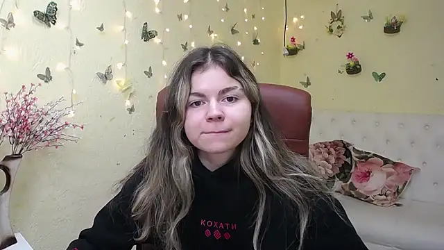 Snapshot of TinaRedly chatting on 14, 4, 2026 TinaRedly online show from 14, 4, 2026