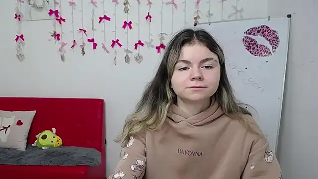 Snapshot of TinaRedly chatting on 17, 4, 2026 TinaRedly online show from 17, 4, 2026