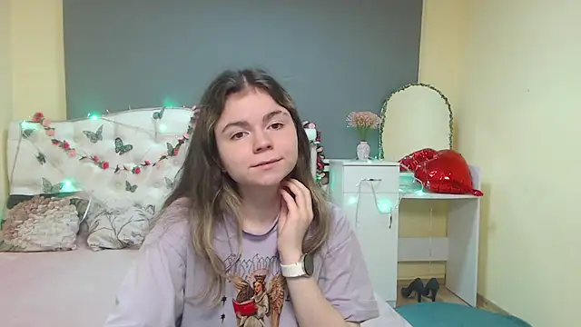 Snapshot of TinaRedly chatting on 19, 4, 2026 TinaRedly online show from 19, 4, 2026