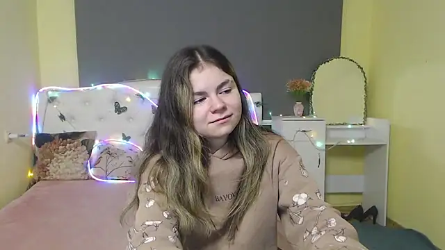 Snapshot of TinaRedly chatting on 23, 4, 2026 TinaRedly online show from 23, 4, 2026